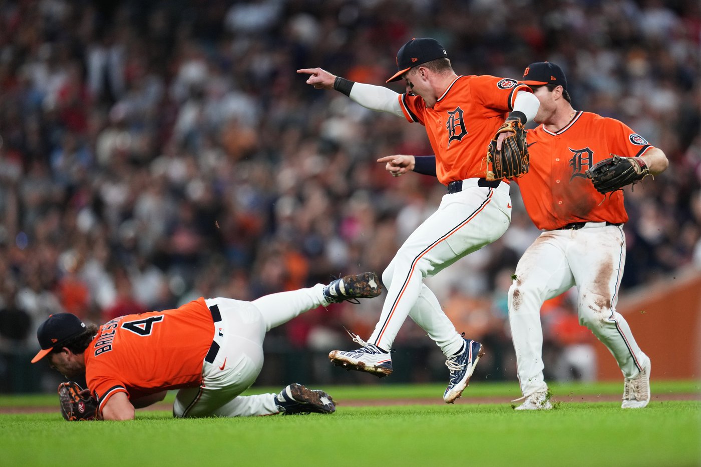 Outman's triple keys five-run inning as Tigers win sixth straight, beating Phillies 10-2 | iNFOnews.ca