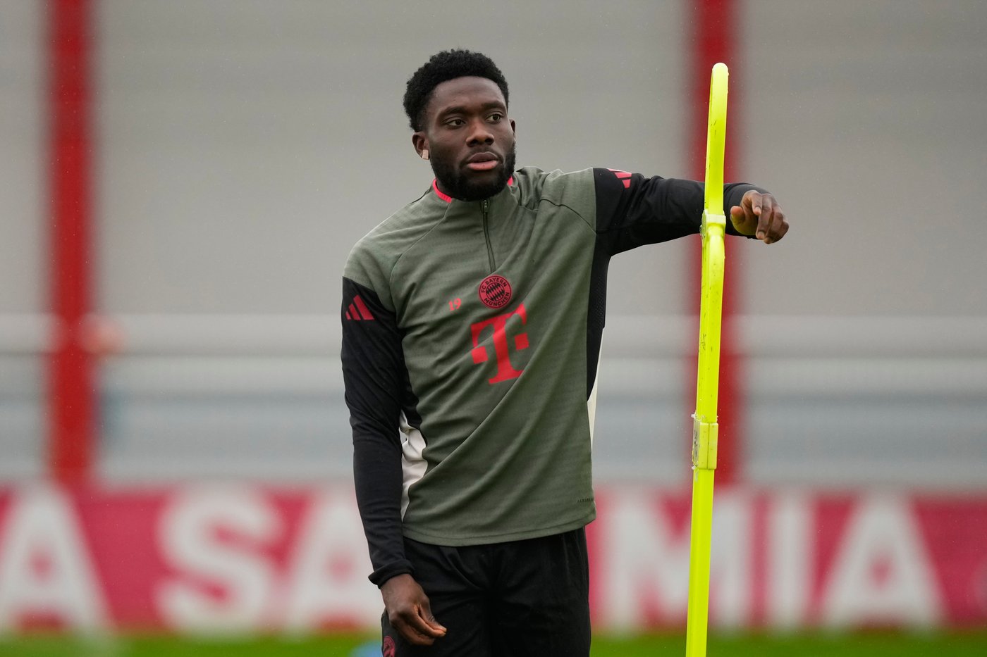 Alphonso Davies back on Bayern's bench after 9 months following knee injury | iNFOnews.ca Alphonso Davies back on Bayern's bench after 9 months following knee injury | iNFOnews.ca