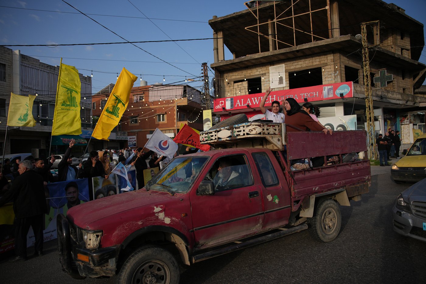 Displaced Lebanese return to villages following Israel and Hezbollah ceasefire in photos | iNFOnews.ca