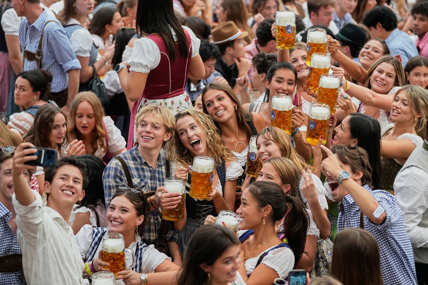 Munich’s Oktoberfest roars to life as the mayor taps the first keg | iNFOnews.ca Munich’s Oktoberfest roars to life as the mayor taps the first keg | iNFOnews.ca