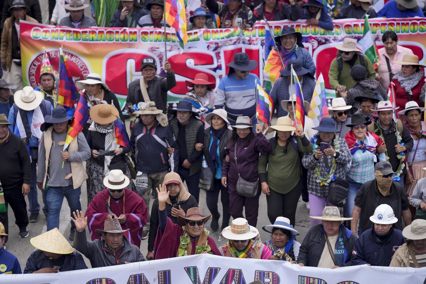 Rival protesters clash in Bolivia as ex-President Evo Morales leads a march to the capital | iNFOnews.ca Rival protesters clash in Bolivia as ex-President Evo Morales leads a march to the capital | iNFOnews.ca