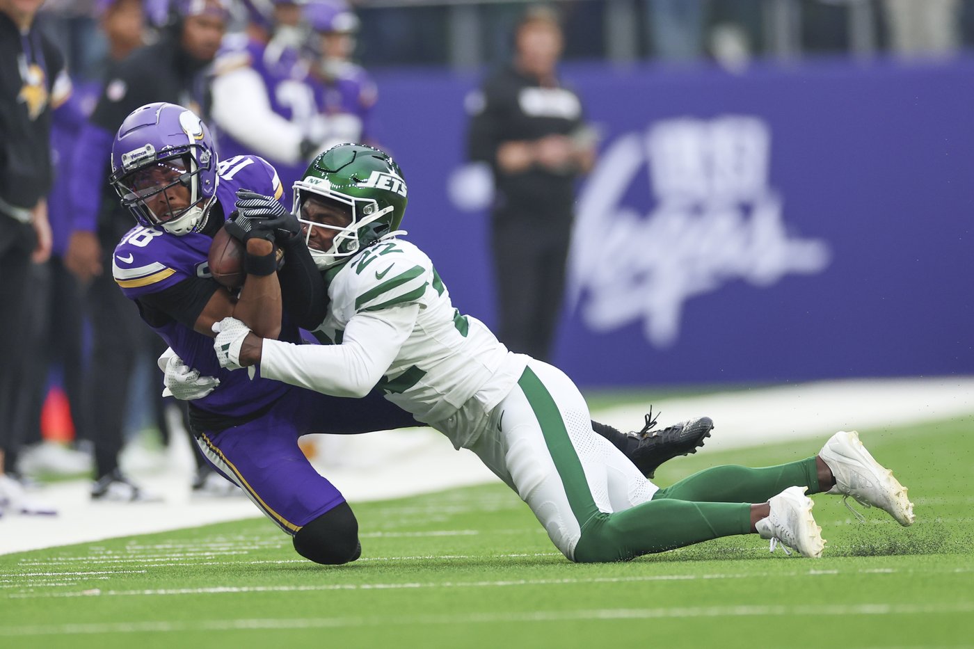 Vikings hold off Rodgers and the Jets for 23-17 win in London to improve to 5-0 | iNFOnews.ca
