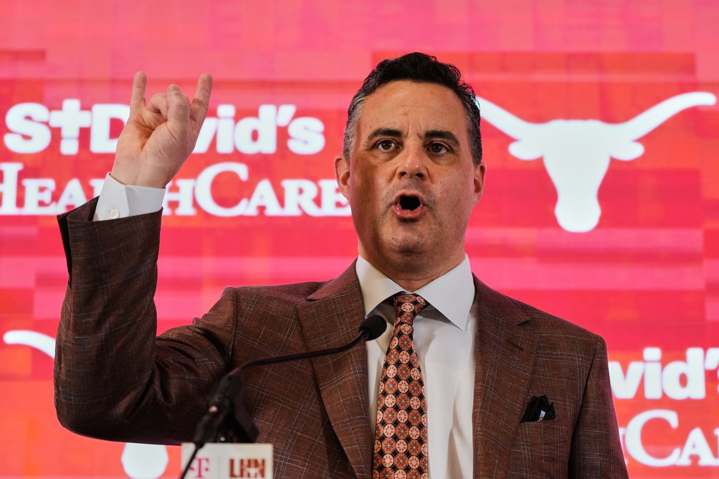 Texas regents approve basketball coach Sean Miller's 6-year, $32 million contract | iNFOnews.ca