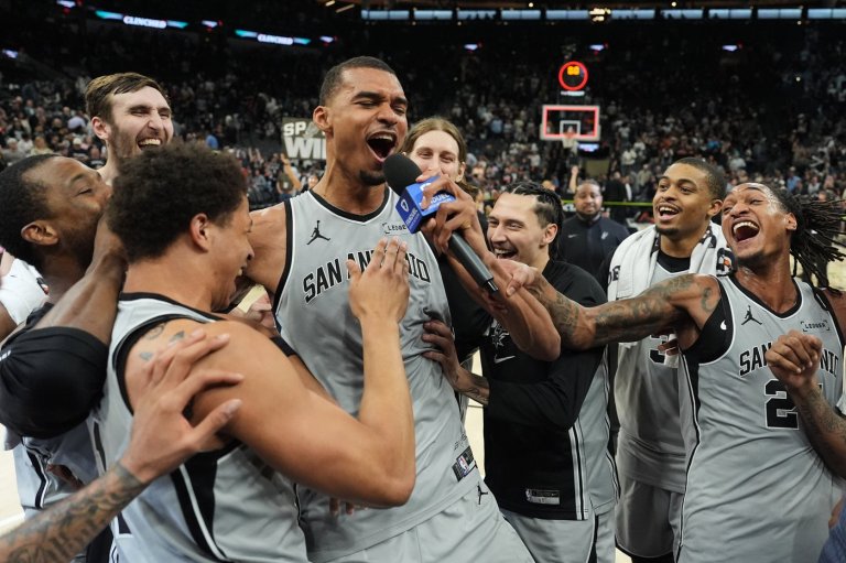 Wembanyama hits winner as Spurs beat Suns 101-100 to end 6-season postseason drought | iNFOnews.ca