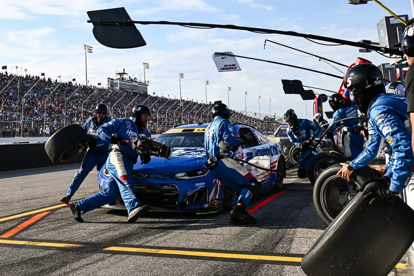 Larson ends 51-race winless streak, boosts NASCAR title hopes in Hendrick 1-2 finish at Gateway | iNFOnews.ca