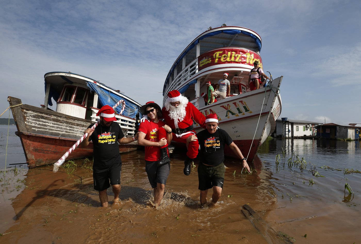 Santa braves the sticky heat of the Amazon jungle to bring gifts to children in remote village | iNFOnews.ca
