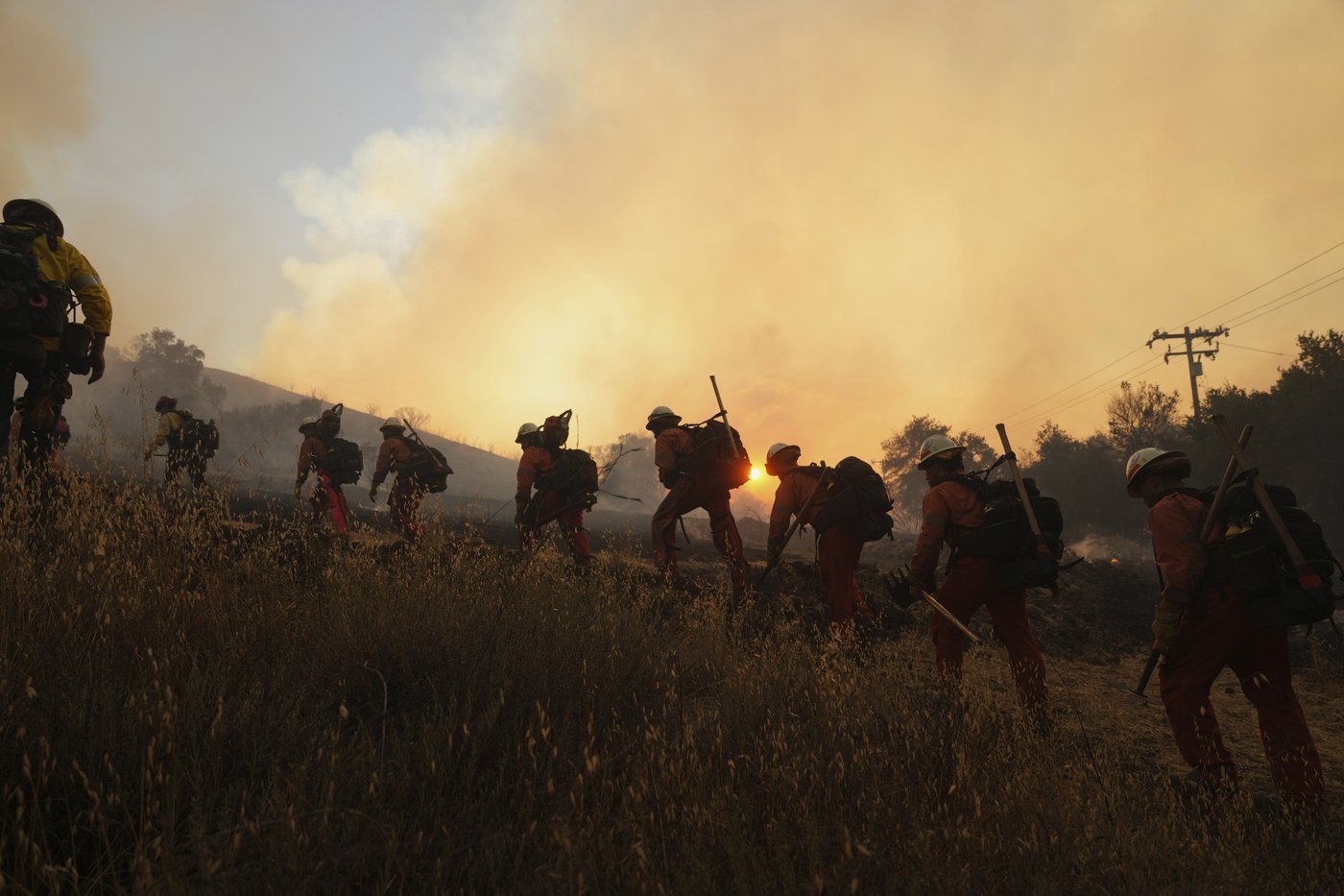 Rapidly spreading brush fire prompts an evacuation order for thousands north of Los Angeles | iNFOnews.ca