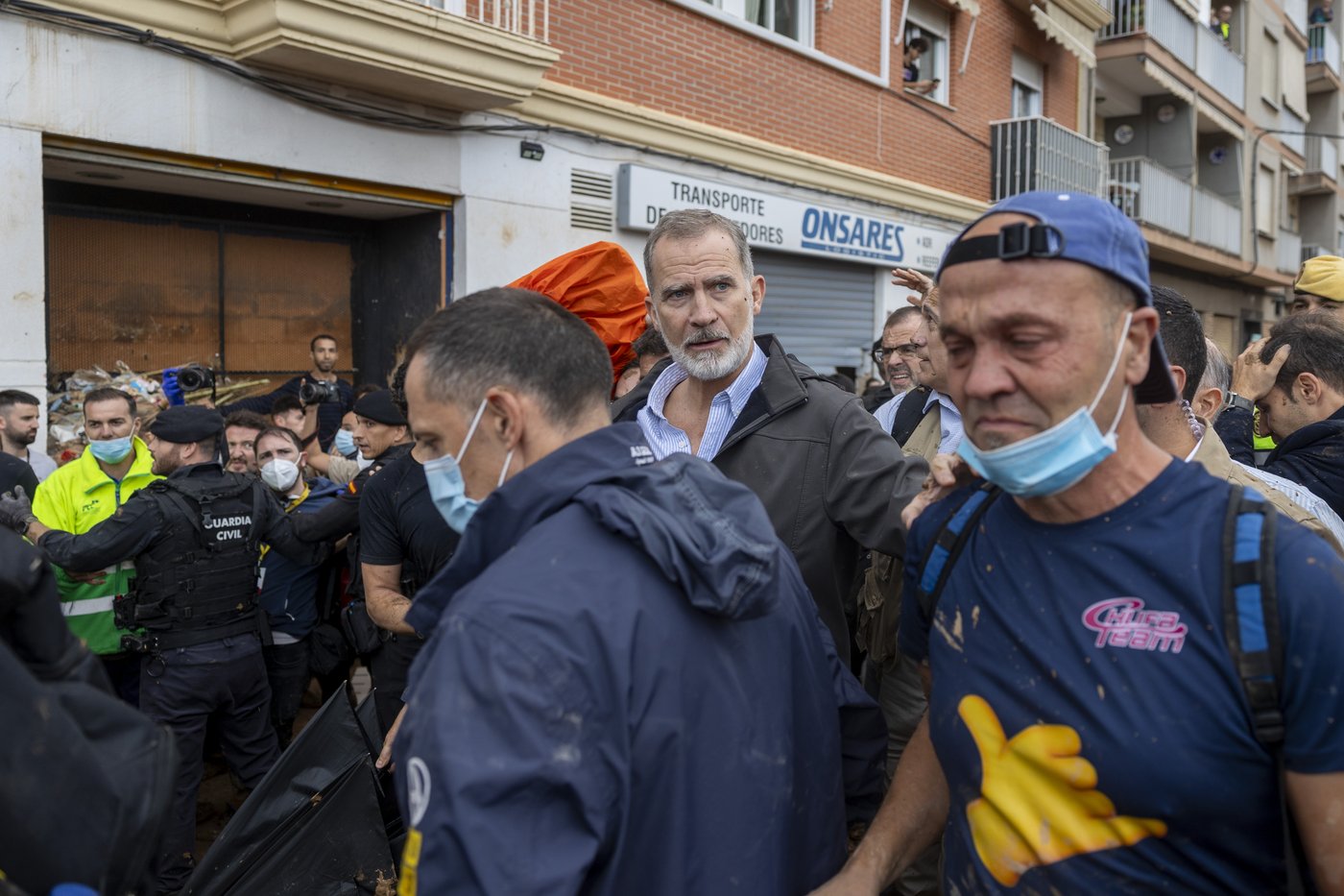 Spain flood survivors hurl mud at the royals and top government officials | iNFOnews.ca