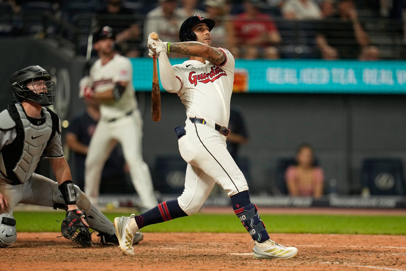 Brayan Rocchio hits 2-run homer in 9th to lift Guardians over White Sox 6-5 in AL Central showdown | iNFOnews.ca