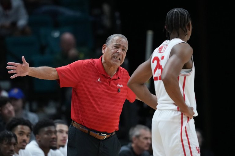 Houston coach Kelvin Sampson questions free-throw disparity after loss to Tennessee | iNFOnews.ca