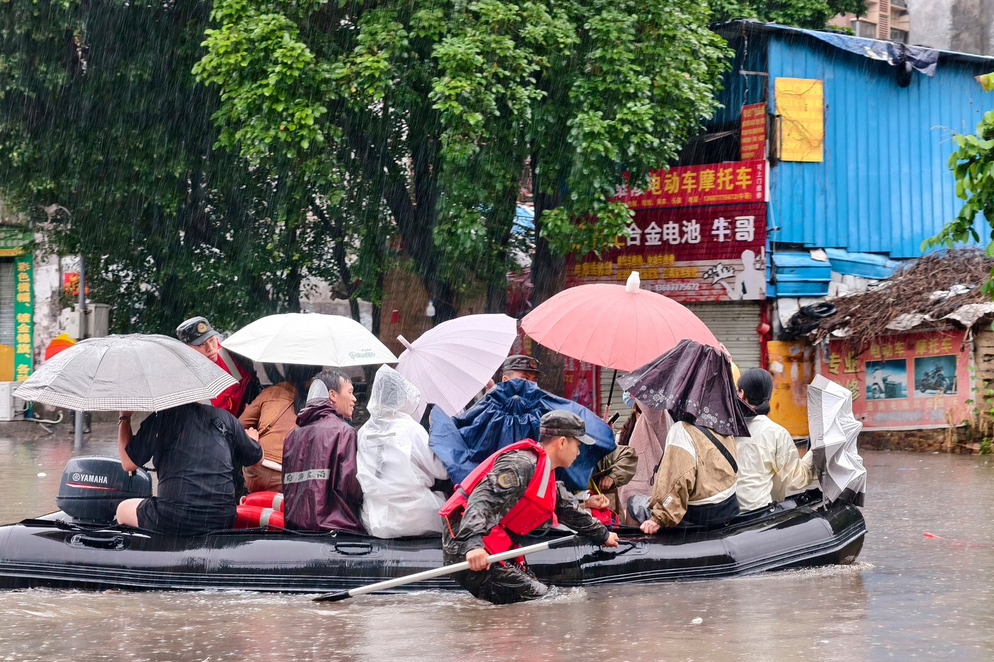 Heavy flooding in southern China forces evacuations and leaves vehicles submerged | iNFOnews.ca Heavy flooding in southern China forces evacuations and leaves vehicles submerged | iNFOnews.ca
