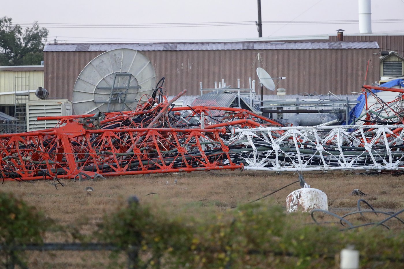 Helicopter crashes into radio tower in Houston, killing 4 | iNFOnews.ca