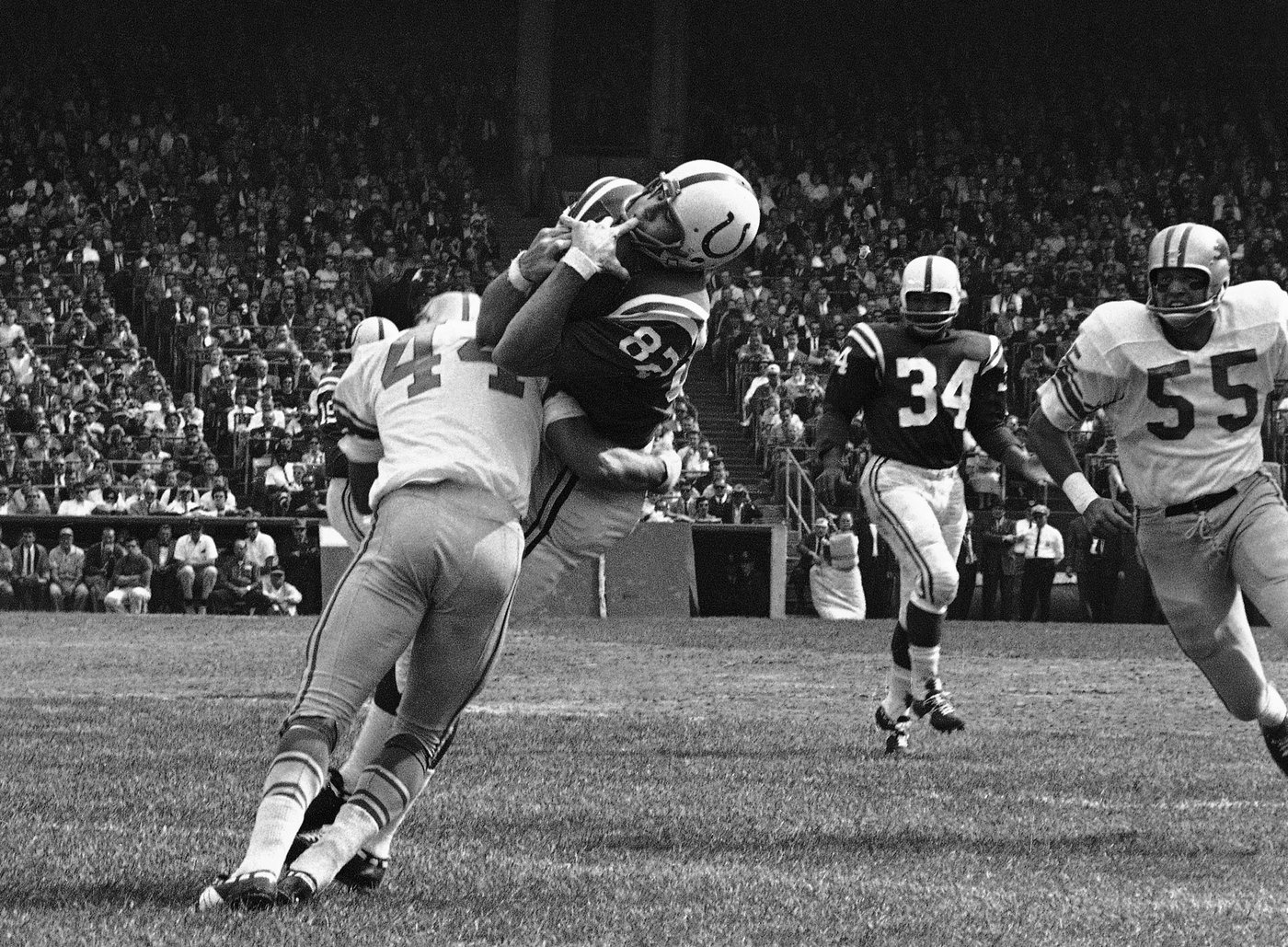 Raymond Berry, Hall of Fame wide receiver and Patriots coach, dies at the age of 93 | iNFOnews.ca