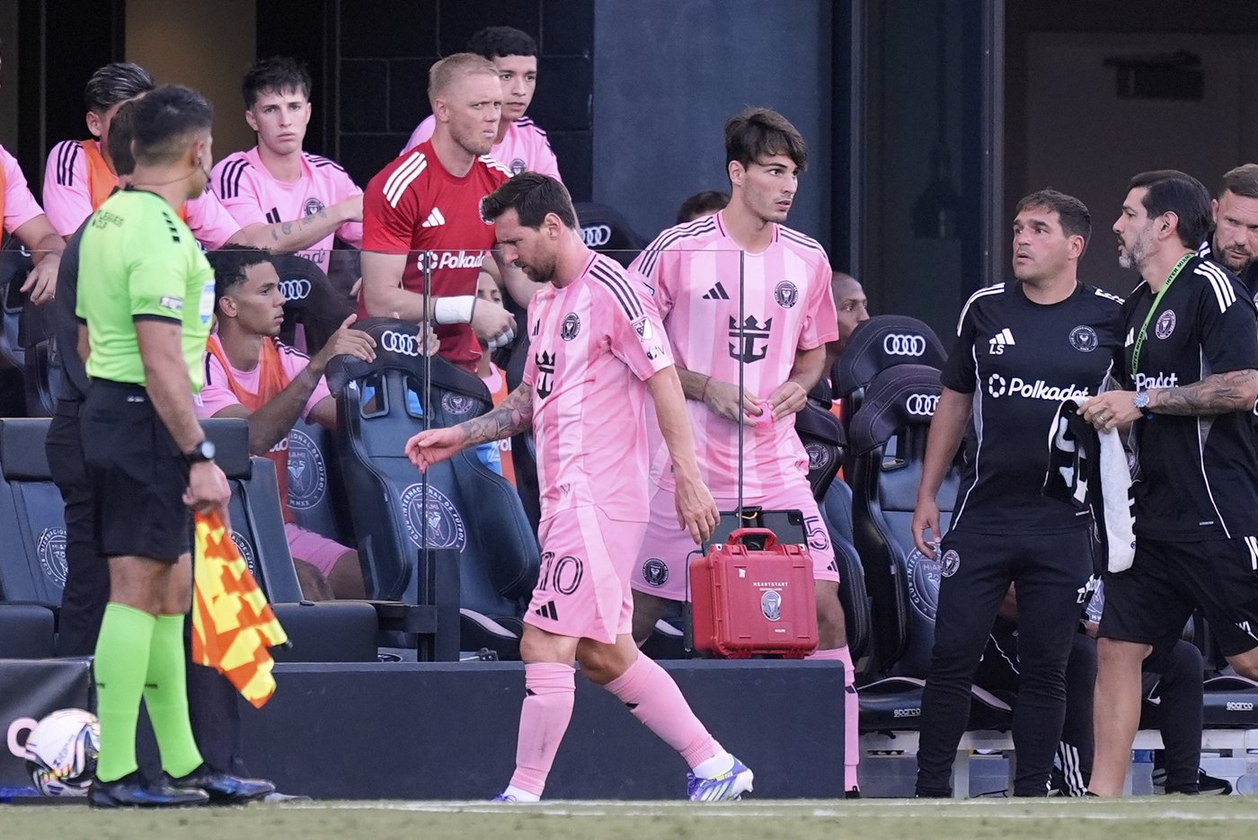 Lionel Messi exits Inter Miami match with apparent hamstring injury | iNFOnews.ca Lionel Messi exits Inter Miami match with apparent hamstring injury | iNFOnews.ca