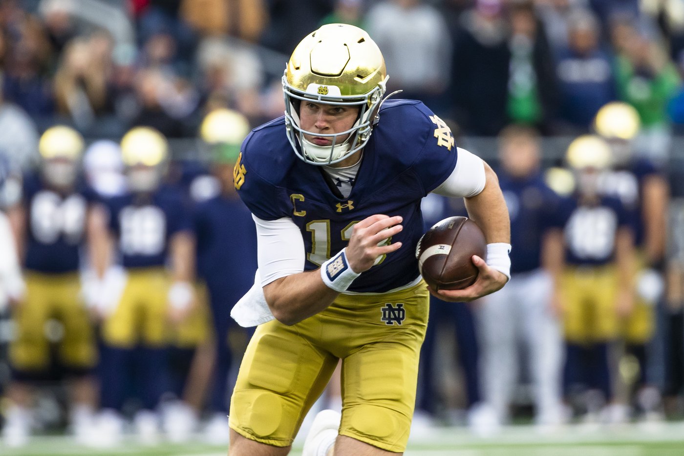 Leonard passes for 3 TDs and No. 8 Notre Dame forces 5 turnovers in a 35-14 win over Virginia | iNFOnews.ca