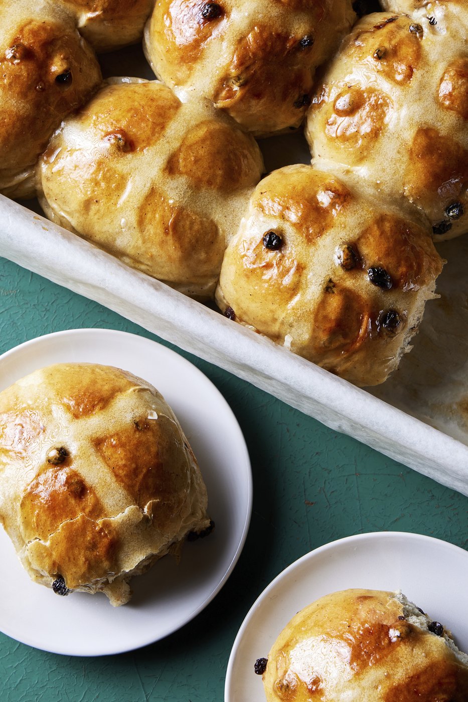 Bourbon-plumped currants enhance the flavor of hot cross buns for Easter | iNFOnews.ca