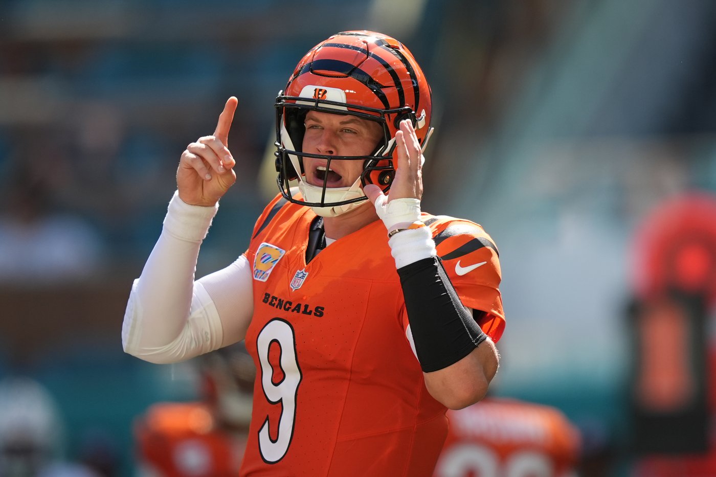 Burrow throws 4 TDs, Battle has pair of interceptions as Bengals beat Dolphins 31-24 | iNFOnews.ca
