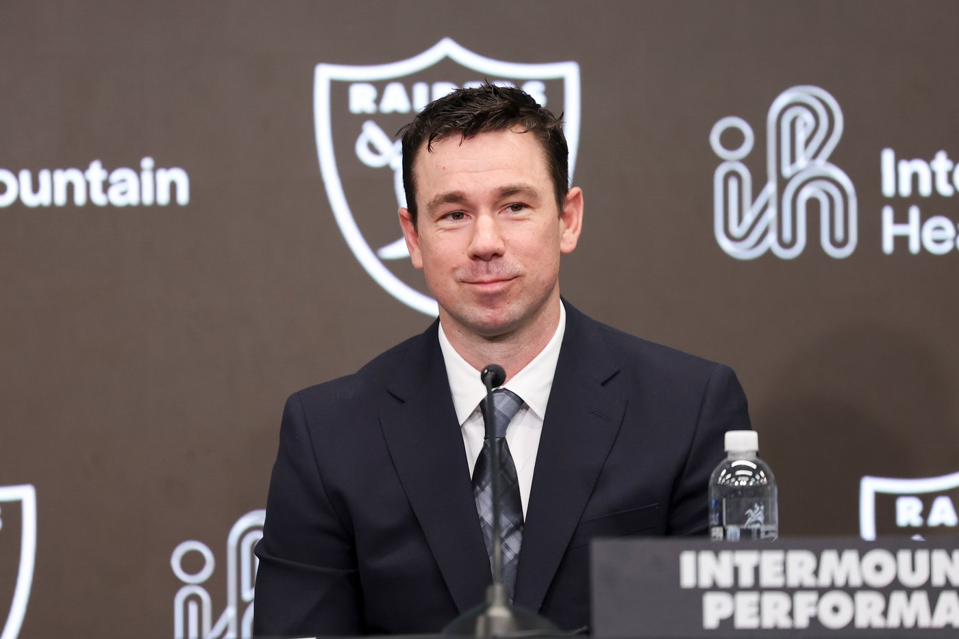 Raiders coach Klint Kubiak elevates Rob Leonard and hires Andrew Janocko as coordinators | iNFOnews.ca Raiders coach Klint Kubiak elevates Rob Leonard and hires Andrew Janocko as coordinators | iNFOnews.ca