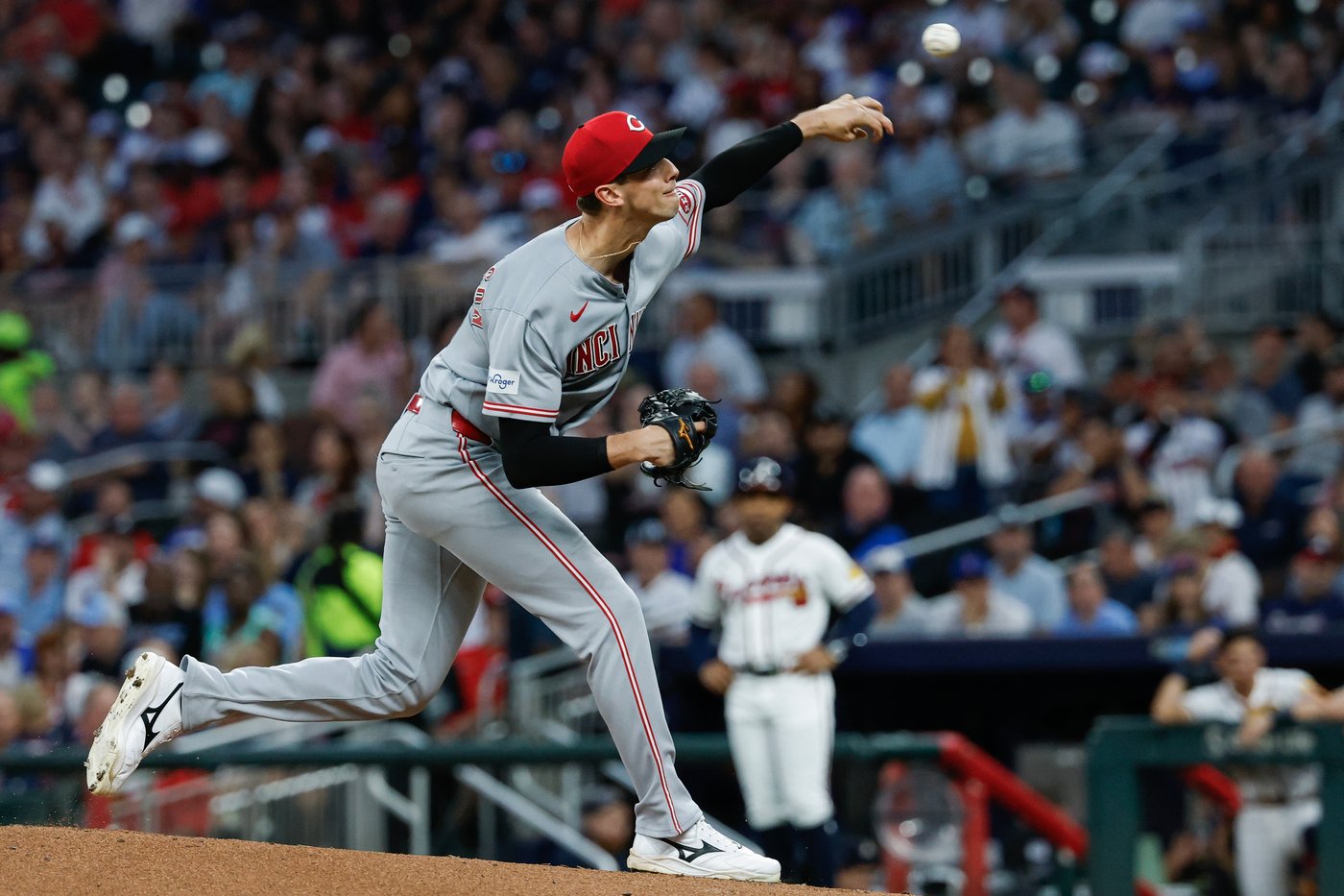 De La Cruz closes in on 30-30, Williamson throws six sharp innings as Reds blank Braves 4-0 | iNFOnews.ca