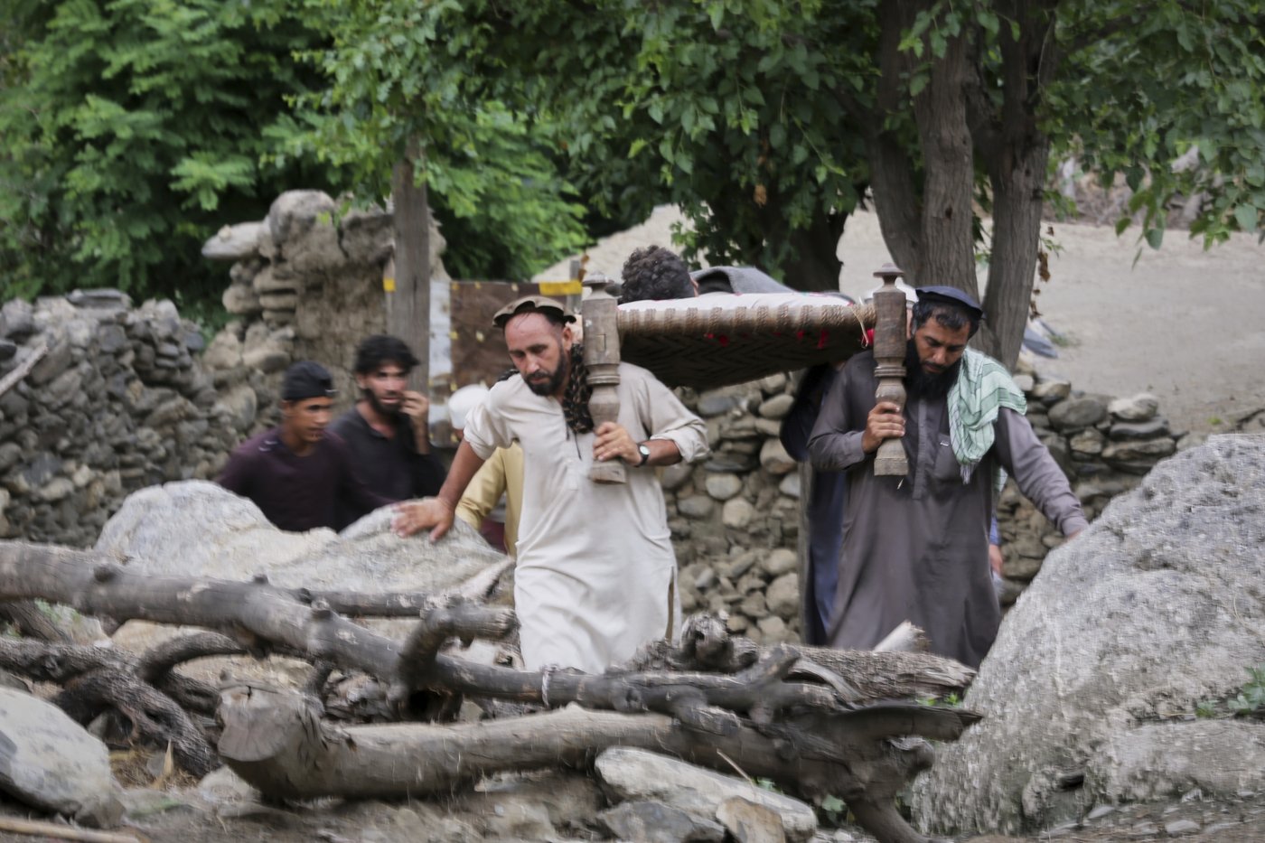 Earthquake in eastern Afghanistan destroys villages and kills 800 people, with 2,500 injured | iNFOnews.ca