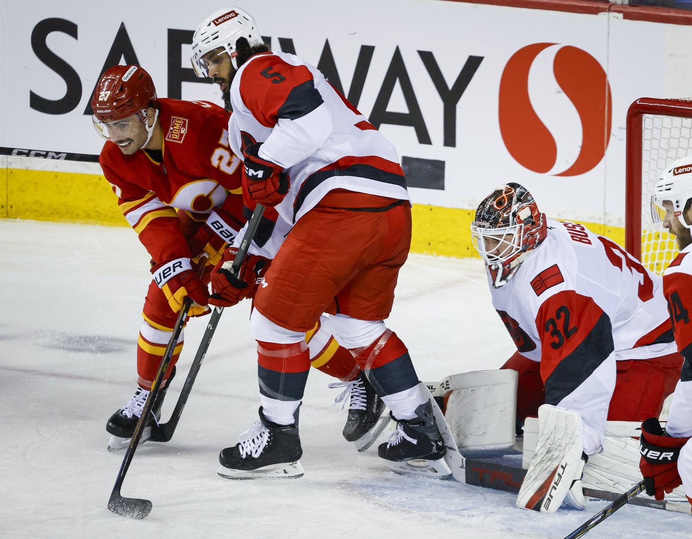 Flames net late goal to beat Hurricanes 3-2, snap visitors' seven-game win streak | iNFOnews.ca