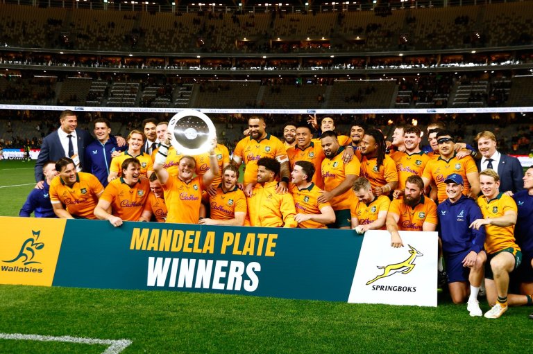 11-man Australia hangs on to upset South Africa 42-38 in extraordinary rugby test | iNFOnews.ca