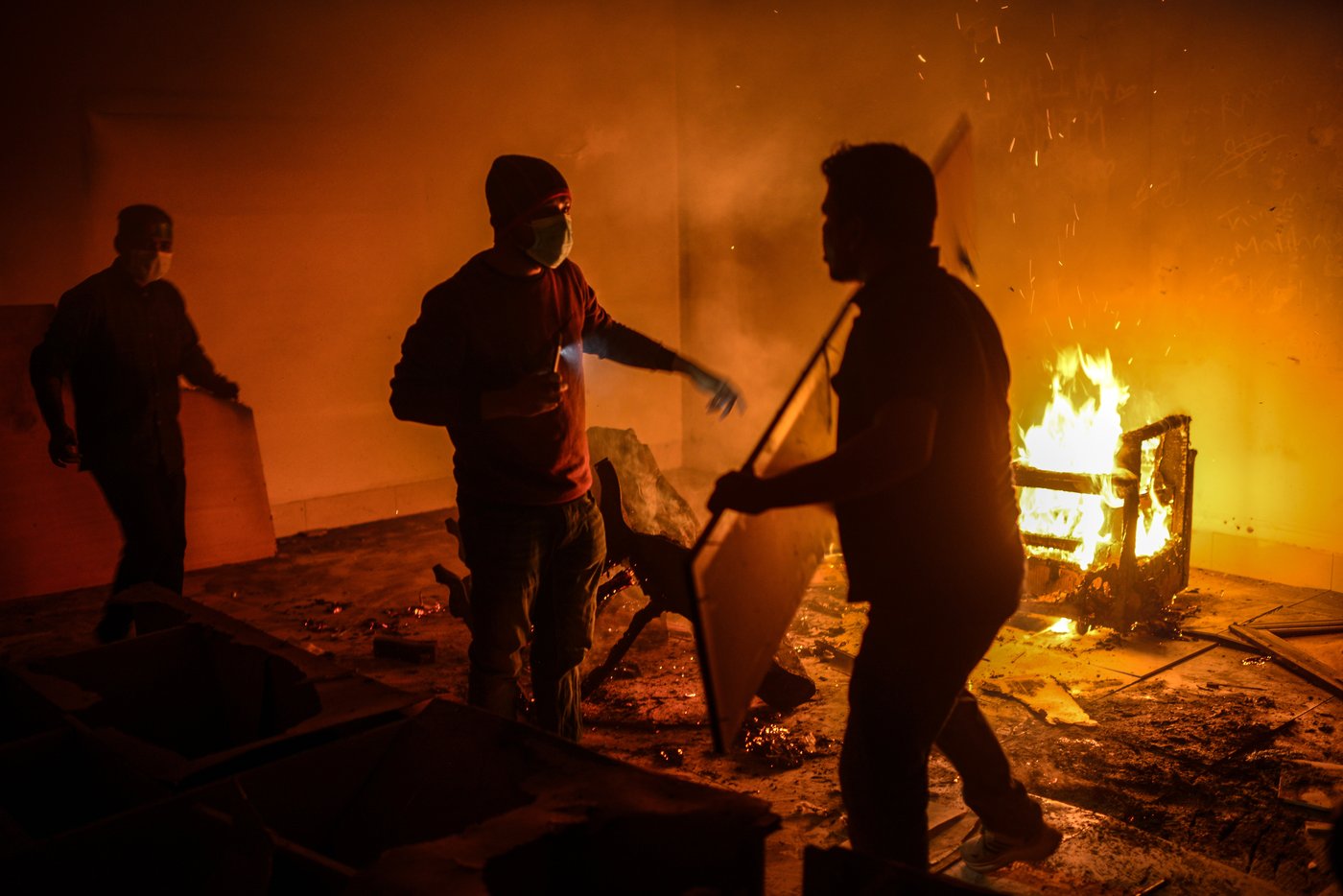 Bangladeshi protesters storm and destroy a house linked to exiled former prime minister Hasina | iNFOnews.ca