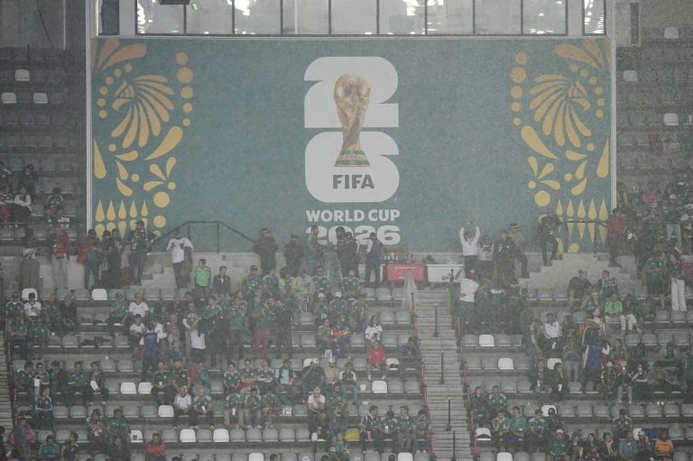 Mexico-England World Cup round of 16 match delayed by 1 hour because of thunderstorm | iNFOnews.ca