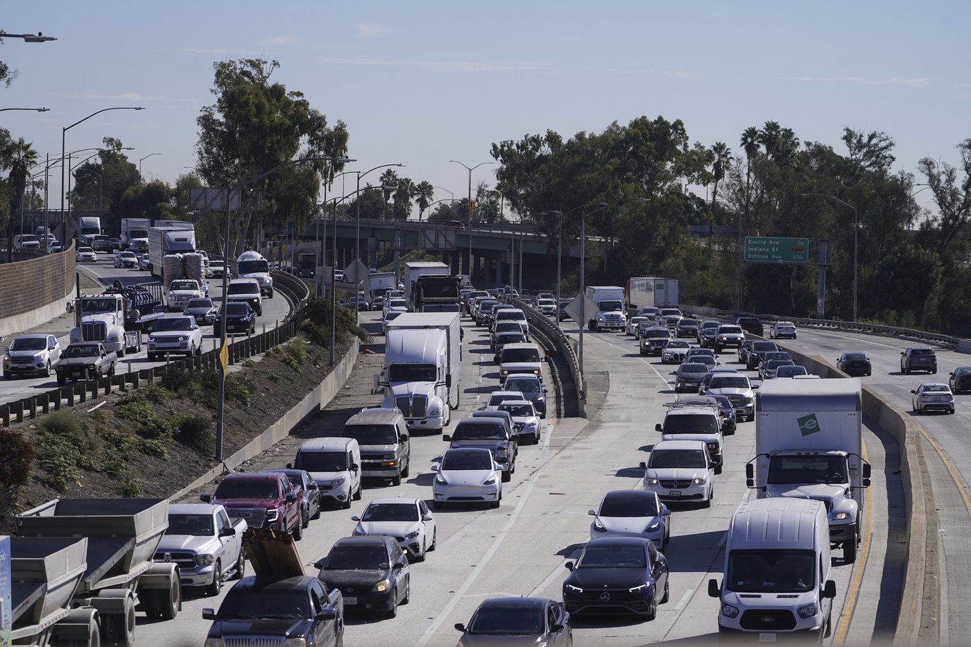 Road rage shooting in LA leaves 1 dead, shuts down Interstate 5 for hours | iNFOnews.ca