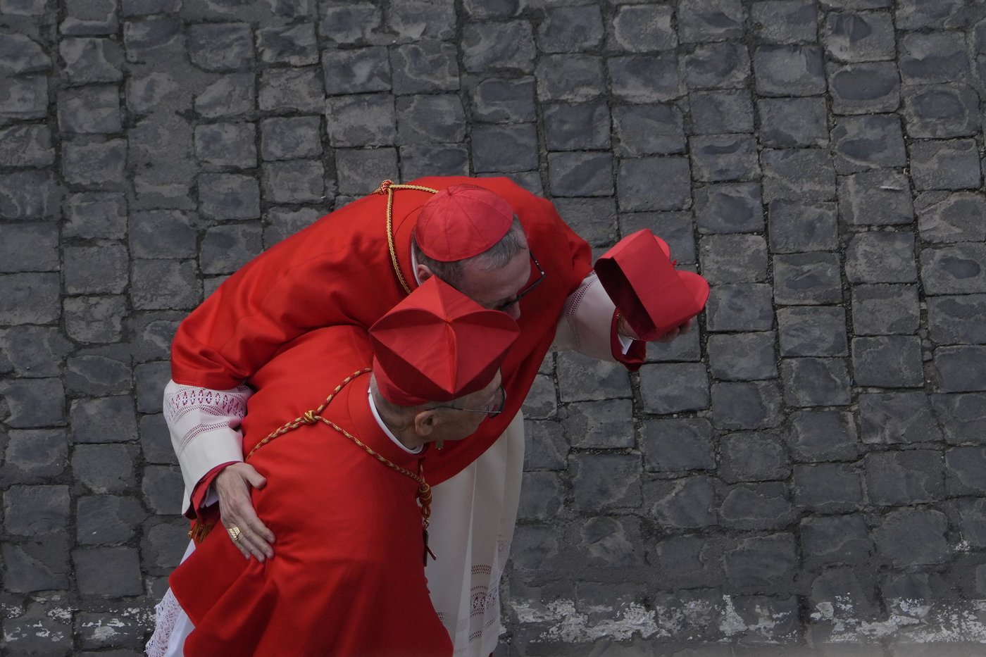 Catholic faithful pay their final respects to Pope Francis as public viewing begins | iNFOnews.ca