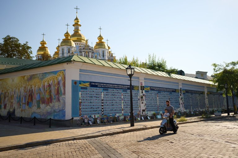 Russian strike kills at least 6 at shopping center in central Ukrainian city | iNFOnews.ca