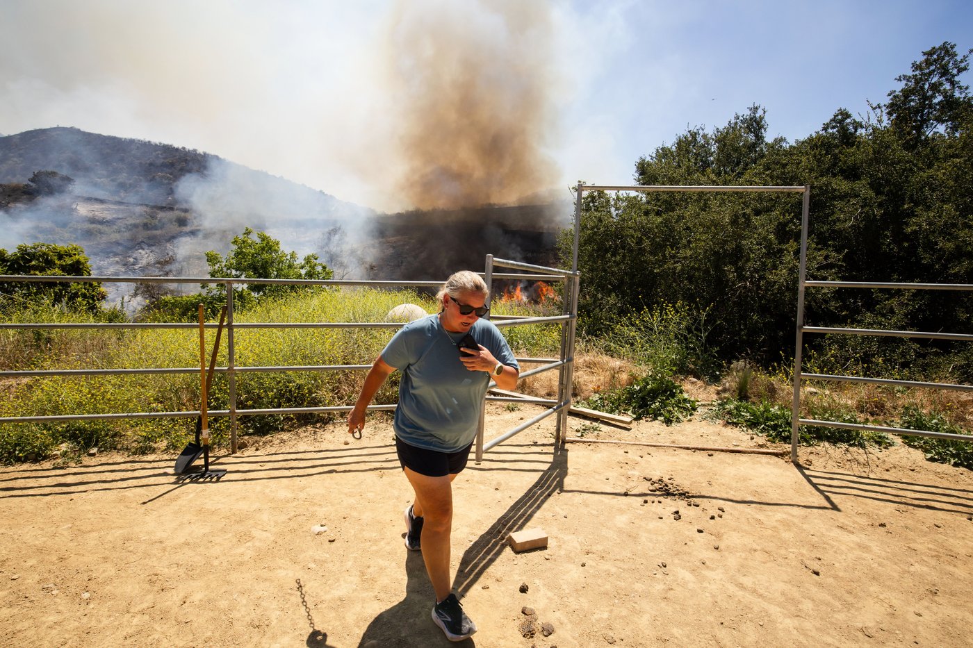 Photos show firefighters battling Southern California blaze | iNFOnews.ca