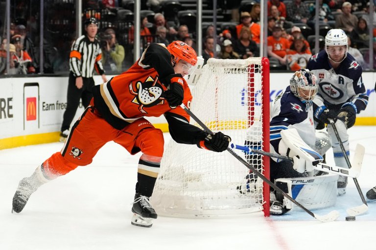 Centres MacKinnon, Bedard, Carlsson named NHL's three stars of the week | iNFOnews.ca