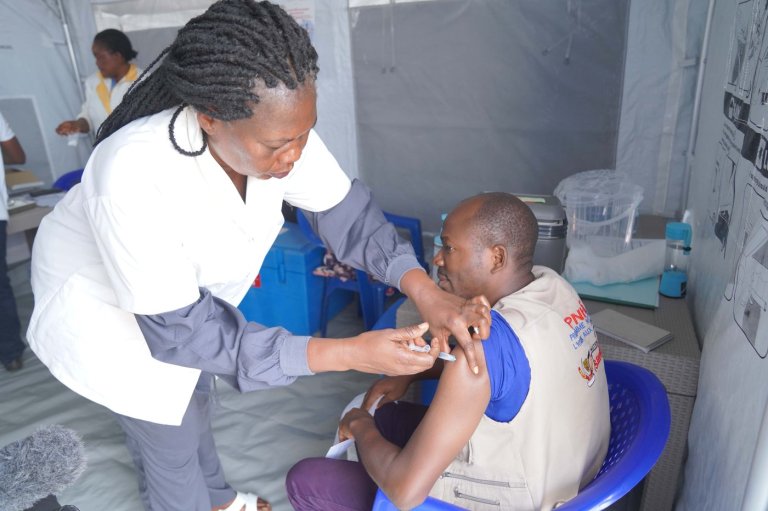 Congo begins Ebola vaccinations for health workers in the epicenter of the outbreak | iNFOnews.ca