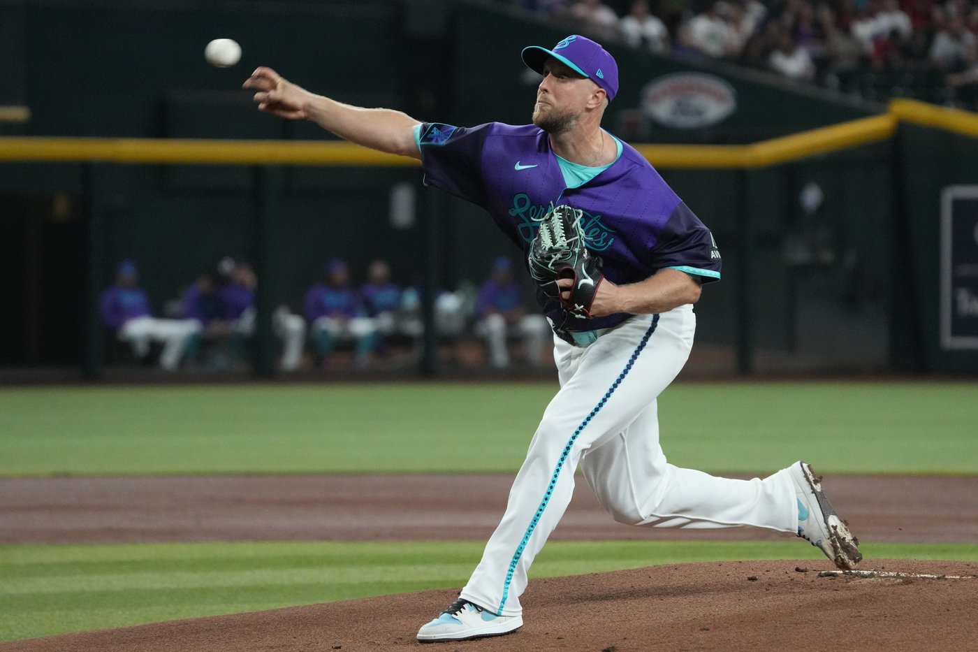 D-backs pitcher Merrill Kelly leaves vs. Dodgers in 6th with cramping in right leg | iNFOnews.ca D-backs pitcher Merrill Kelly leaves vs. Dodgers in 6th with cramping in right leg | iNFOnews.ca