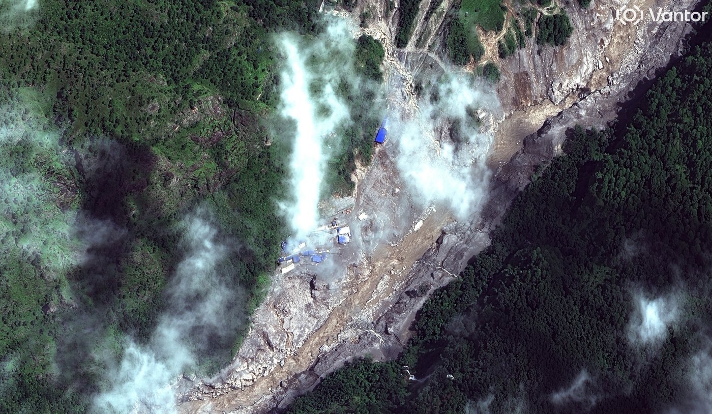 Satellite images show bedrock and glacier collapsed on Nepal-China border, then rivers flooded | iNFOnews.ca
