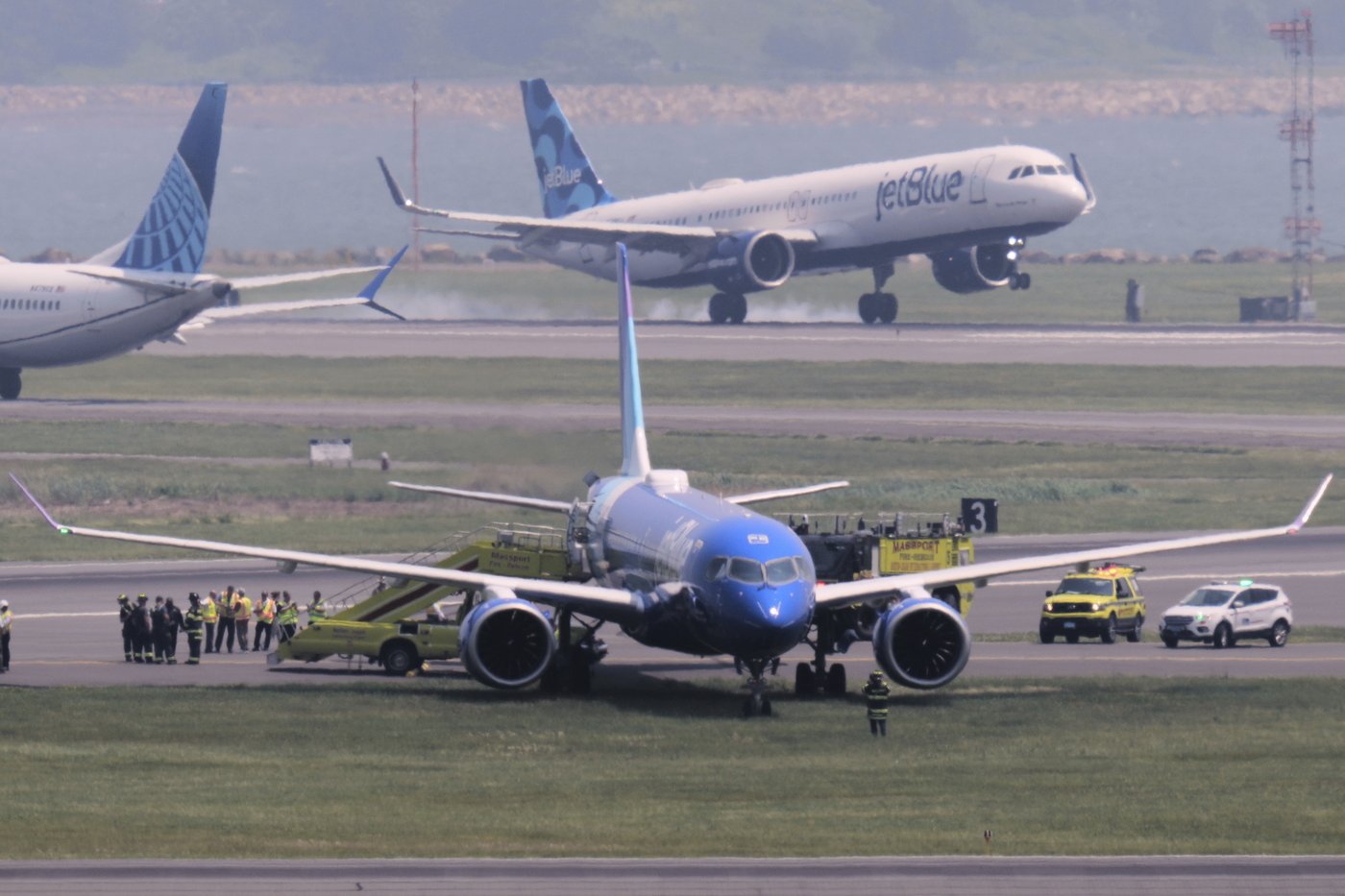 JetBlue flight from Chicago rolls off runway and into grass in Boston | iNFOnews.ca JetBlue flight from Chicago rolls off runway and into grass in Boston | iNFOnews.ca