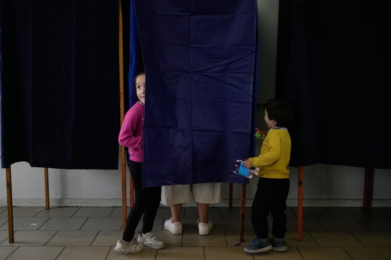 Photos of voters taking part in Chile's runoff presidential election | iNFOnews.ca