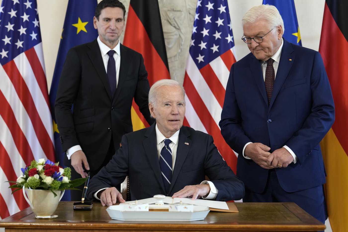 Biden urges Western allies to keep aiding Ukraine during meeting with Europe leaders before election | iNFOnews.ca