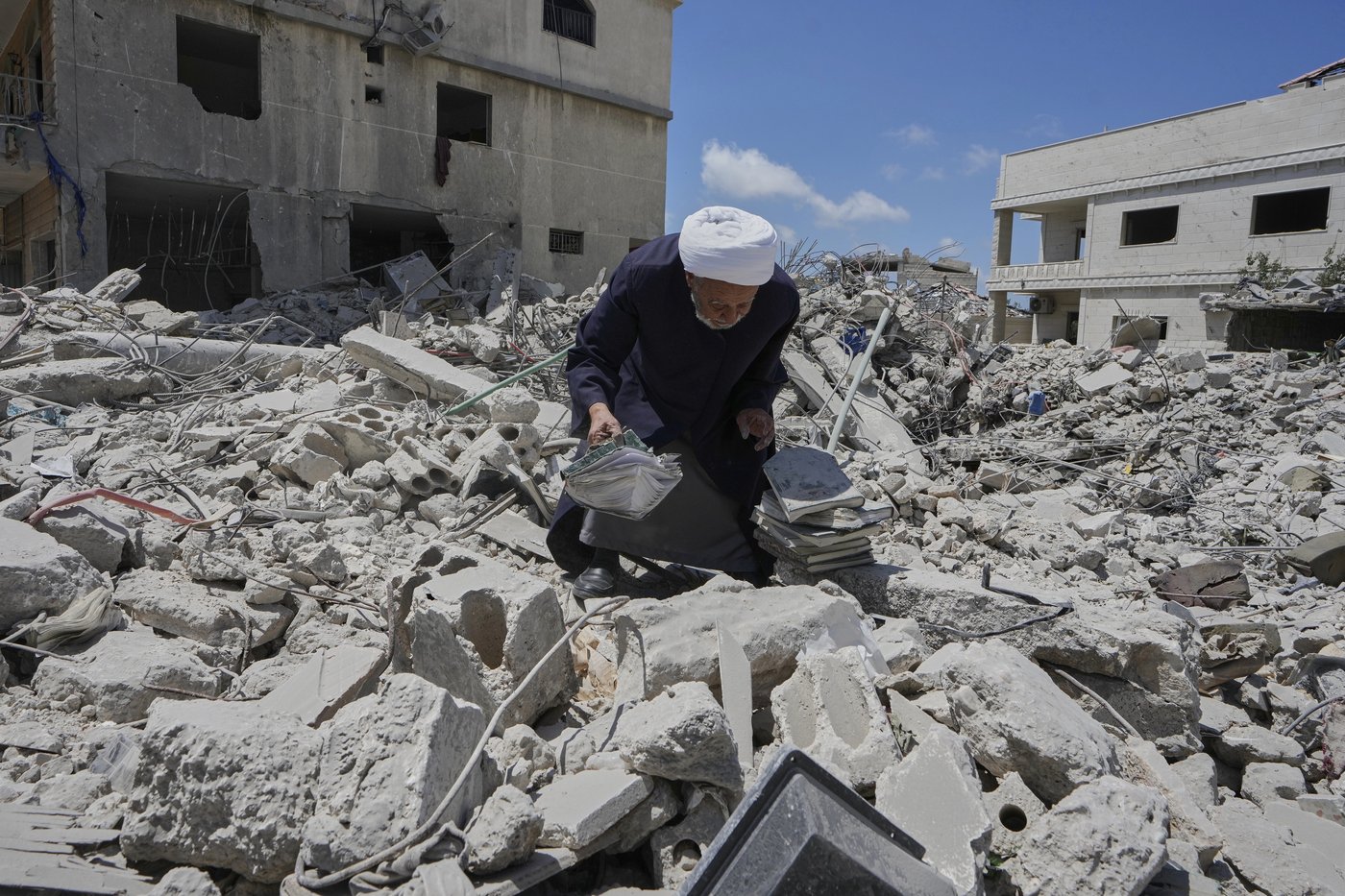 Lebanese return home to destruction after word of an initial US-Iran deal, in photos | iNFOnews.ca