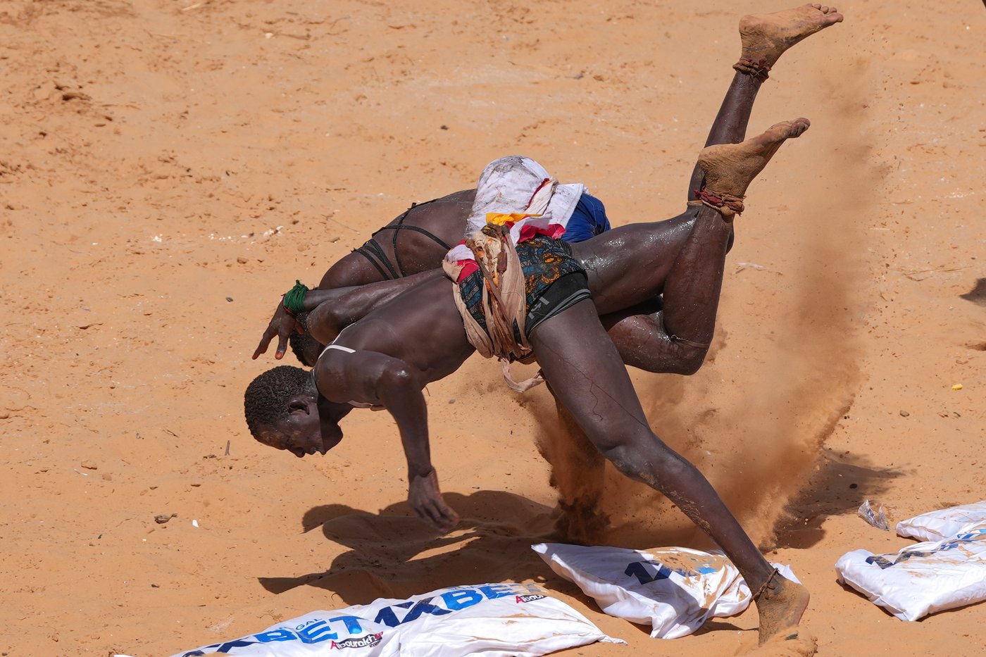 In Senegal’s wrestling arenas, rituals share the spotlight with the fight, in photos | iNFOnews.ca