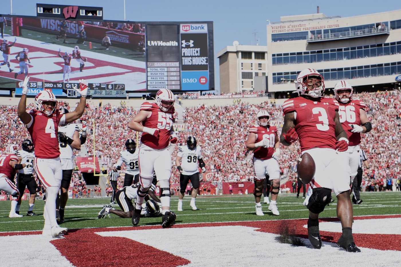 Locke throws for 359 yards and 3 TDs as Wisconsin steamrolls slumping Purdue 52-6 | iNFOnews.ca