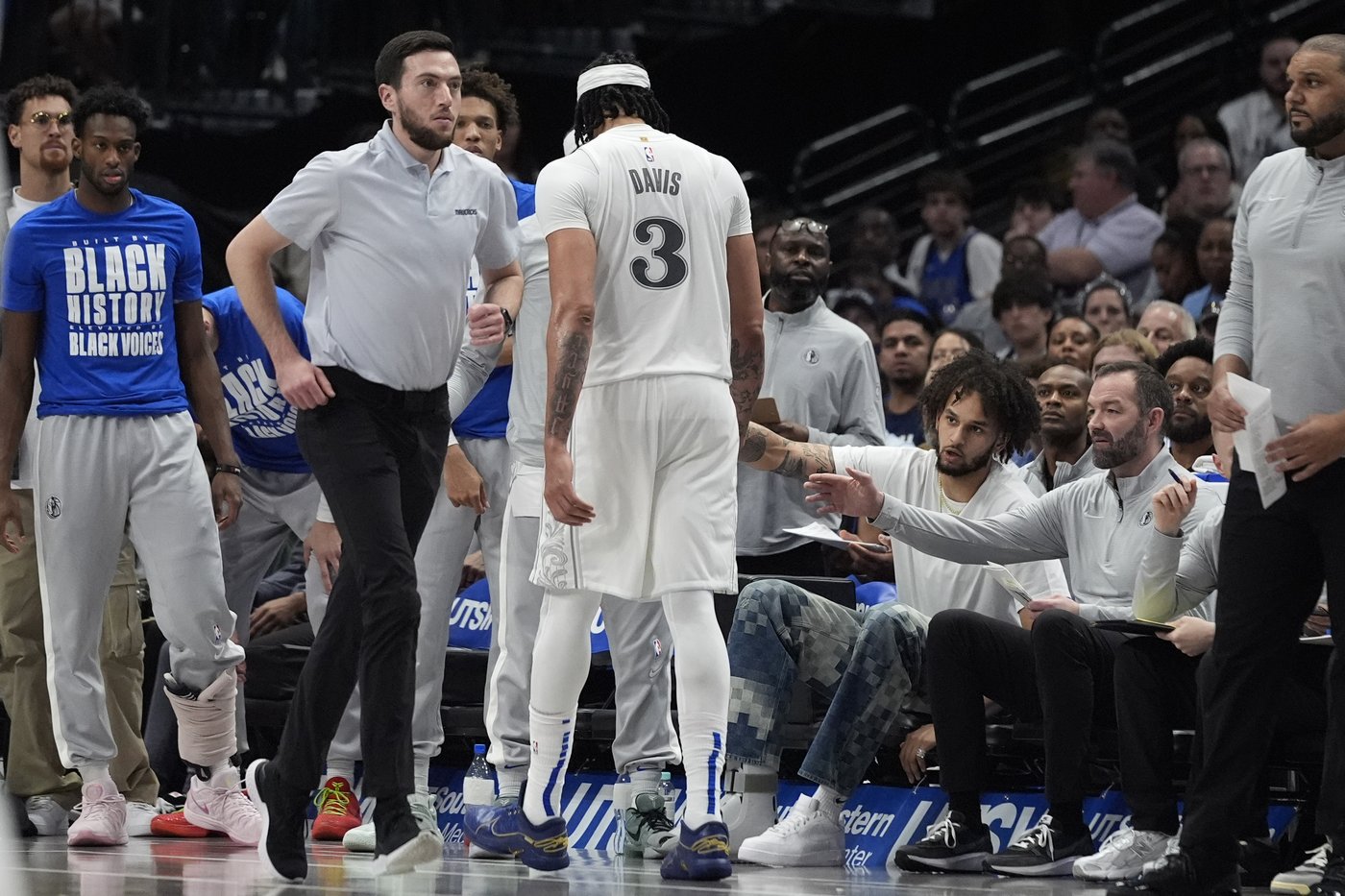 Anthony Davis is out at least through All-Star break after injuring groin in Mavs debut | iNFOnews.ca