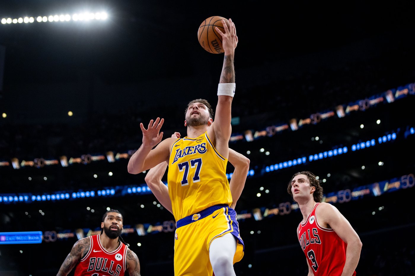 Luka Doncic scores 51, LeBron James returns from injuries to lead Lakers past Bulls 142-130 | iNFOnews.ca Luka Doncic scores 51, LeBron James returns from injuries to lead Lakers past Bulls 142-130 | iNFOnews.ca