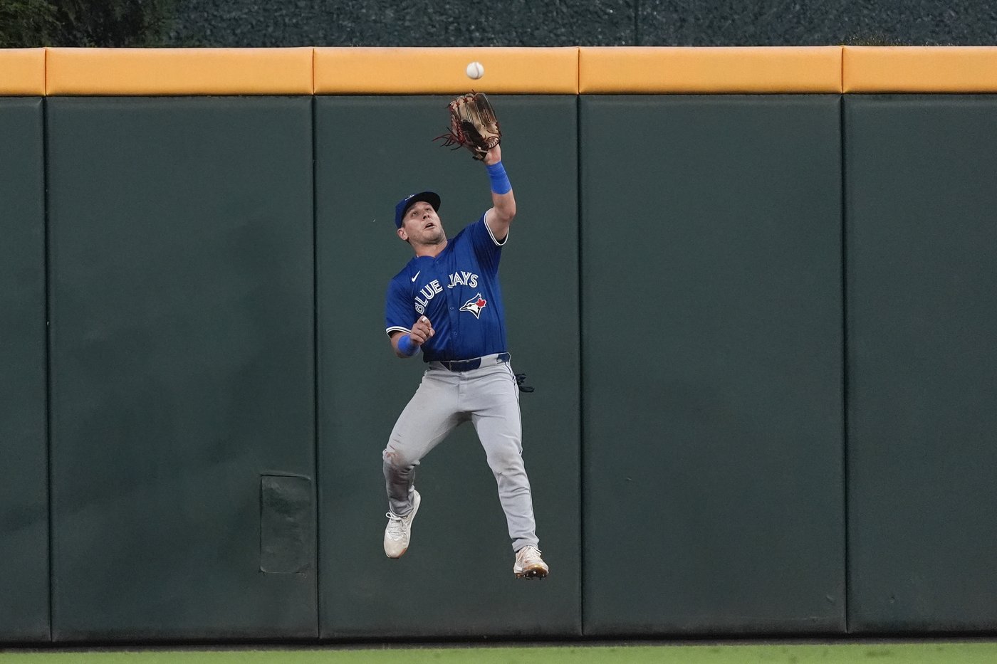 Jays' outfielder Daulton Varsho snags AL Gold Glove Award | iNFOnews.ca