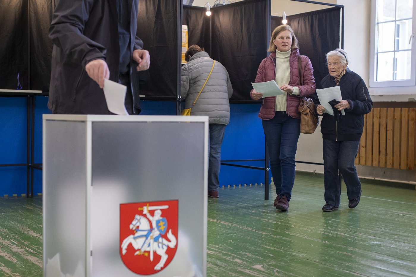 Lithuanians vote in parliamentary election with many looking for change despite a strong economy | iNFOnews.ca