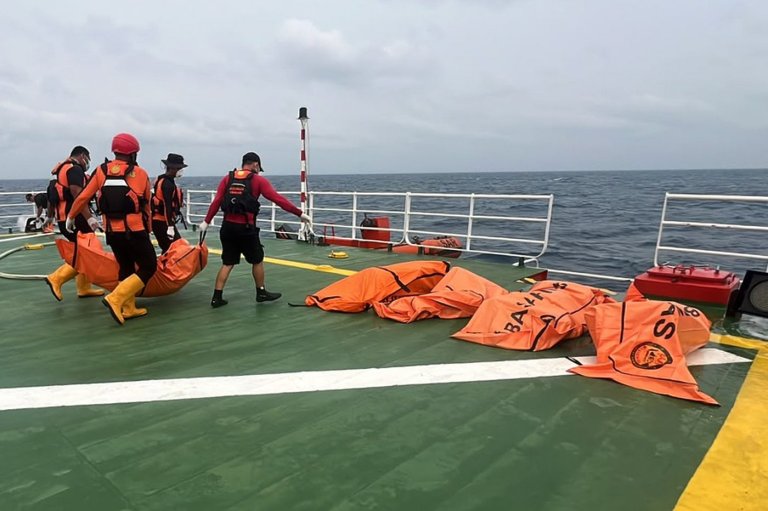 Divers recover a total of 52 bodies from capsized ferry in Indonesia after a dayslong search | iNFOnews.ca