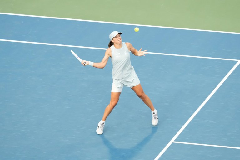 Swiatek tops Shnaider in straight sets to make NBO semifinals | iNFOnews.ca