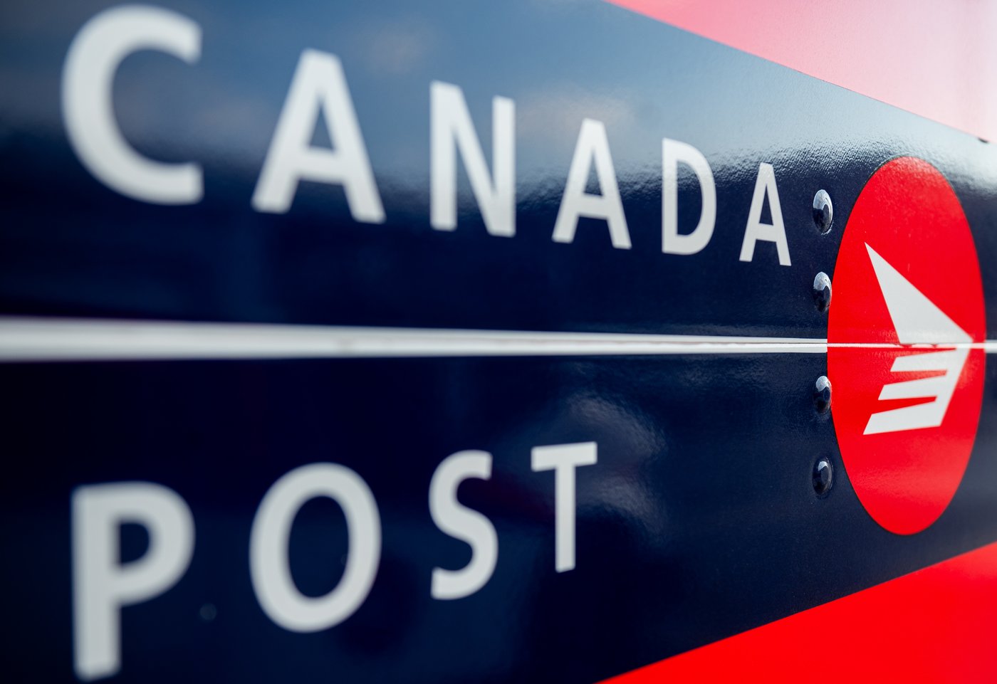 Canada Post quarterly loss tops $300M as strike hits second week — and rivals step in | iNFOnews.ca