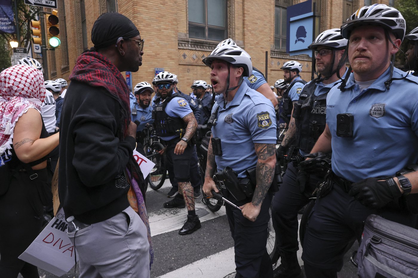 Anti-Trump demonstrators crowd streets, parks and plazas across the US. Organizers say millions came | iNFOnews.ca Anti-Trump demonstrators crowd streets, parks and plazas across the US. Organizers say millions came | iNFOnews.ca
